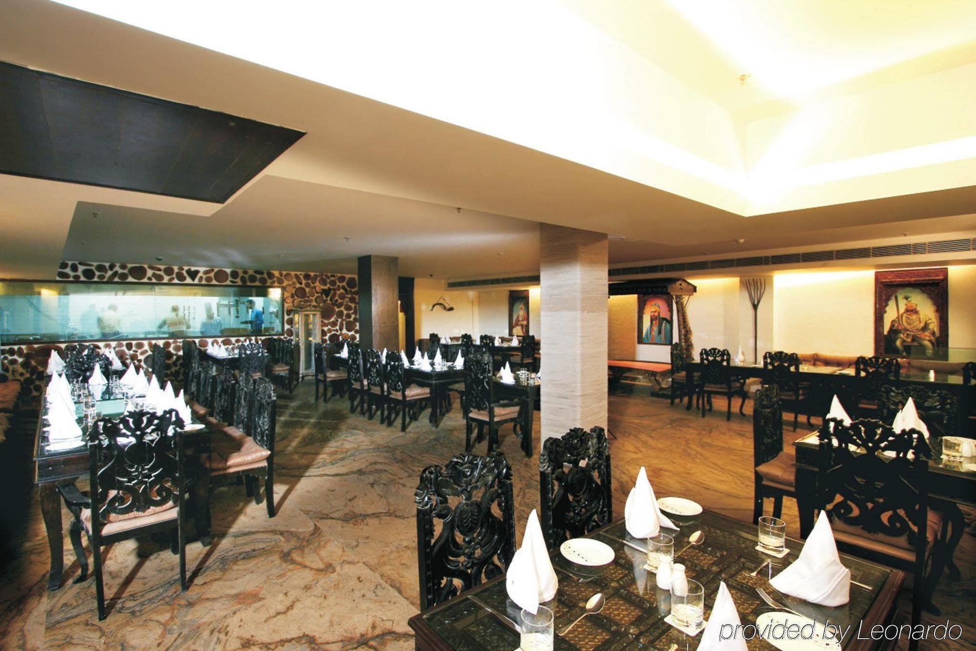 Taurus Sarovar Portico Нью-Дели Ресторан фото